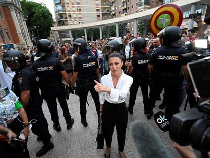 La exdiputada de Vox Macarena Olona llegaba el viernes al Paraninfo de la Universidad de Murcía.