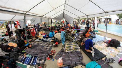 Miembros de la caravana de migrantes centroamericanos en la ciudad de Tijuana en el estado de Baja California (México).