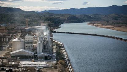 Imagen de la planta química de Ercros junto al río Ebro, en Flix.