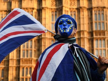 Un activista pro Uni&oacute;n Europea se manifiesta a las puertas del Parlamento brit&aacute;nico en Londres, este martes