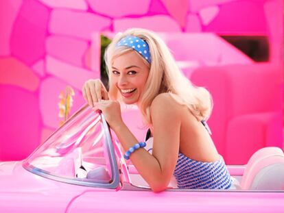 Margot Robbie, en su papel de Barbie en la película de Warner Bros.