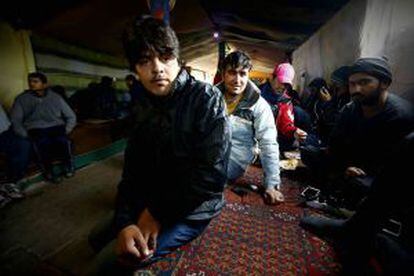 Refugiados sirios en el interior de una de las tiendas de campaña de la Jungla.