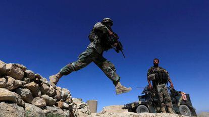 Las Fuerzas Especiales durante una patrulla en Pandola, cerca del área bombardeada por Estados Unidos.