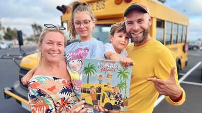 La familia al completo con su nuevo vehículo: un autobús escolar estadounidense convertido en una caravana de viaje.