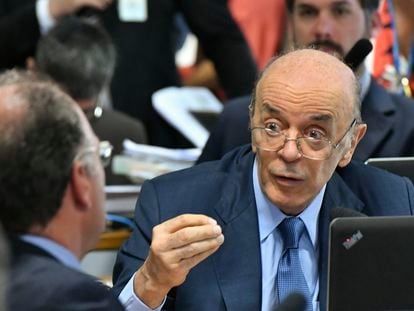 El senador José Serra participa en una reunión de la Comisión de Constitución, Justicia y Ciudadanía en marzo.