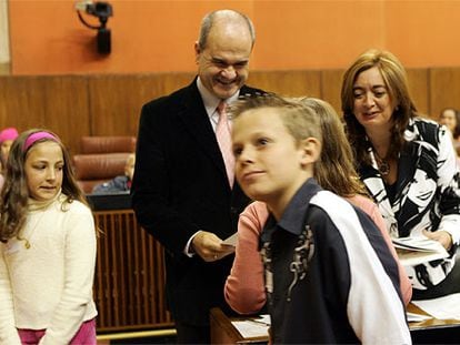 Manuel Chaves y Mar Moreno bromean con los escolares en el salón de plenos del Parlamento.