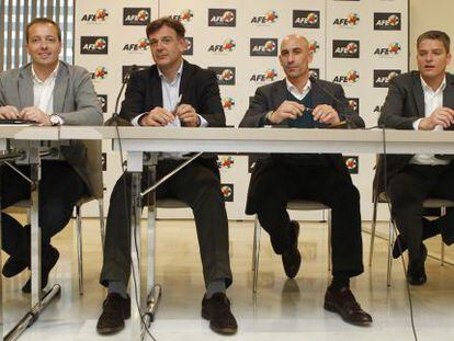El presidente de la AFE, Luis Rubiales, segundo por la derecha y otros dirigentes del sindicato. 