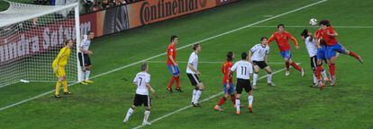 Puyol cabecea en la semifinal del Mundial de Sudáfrica ante Alemania y consigue el gol de la victoria, que otorga a La Roja el pase a la final.