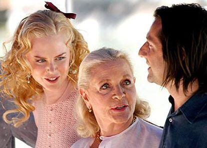 Las actrices Nicole Kidman, a la izquierda, y Lauren Bacall, con el director Jonathan Glazer, en Venecia.