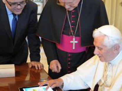 Gustavo Entrala, segundo por la izquierda, auxilia a Benedicto XVI en su manejo de un iPad