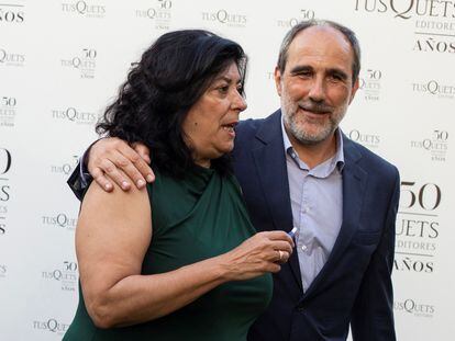 El director editorial de Tusquets, Juan Cerezo, habla con la escritora Almudena Grandes durante la celebración del 50º aniversario de la Editorial Tusquets, en 2019.