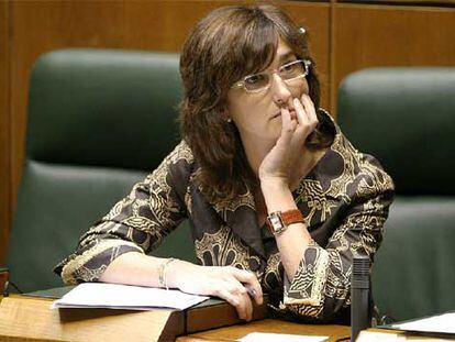 La <i>vicelehendakari</i> y consejera de Hacienda y Administración Pública, Idoia Zenarruzabeitia, de quien dependen todos los funcionarios vascos, en un pleno del Parlamento.