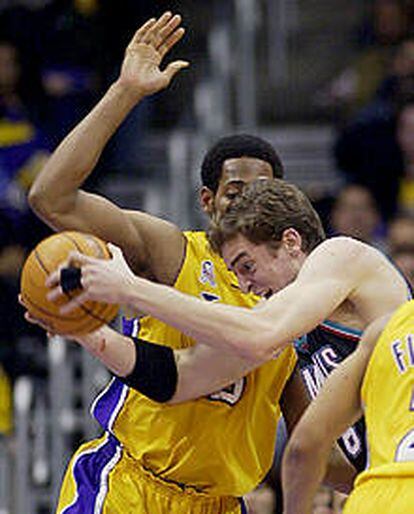 Gasol intenta ganar la posición pese a la oposición de un jugador de los Lakers.