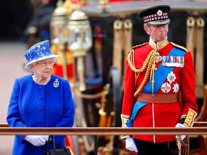 La reina Isabel y el duque de Kent durante el 'Trooping The Colour', en 2013.