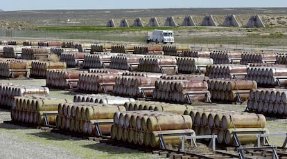 Una imagen de archivo de 2001 de un almacén de Utah con contenedores de sustancias tóxicas para armas químicas.
