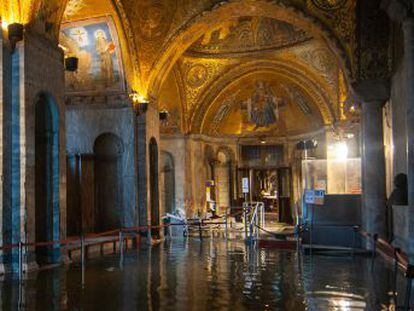 La basílica de San Marcos esquiva  el apocalipsis , según su responsable, mientras el museo de arte moderno sufre un incendio y la Bienal cierra al público