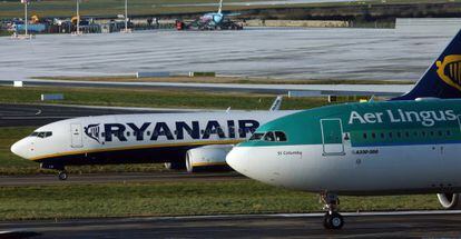 Un avi&oacute;n de Aer Lingus y uno de Ryanair en el aeropuerto de Dubl&iacute;n