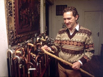 En la imagen el escritor Antonio Gala, con su colección de bastones en diciembre de 1979