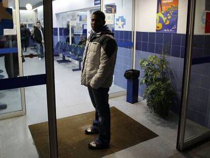 Un inmigrante a la puerta de un centro sanitario en Madrid.