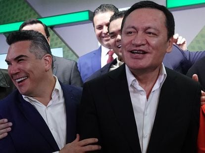 Alejandro Moreno, presidente del PRI y Miguel Ángel Osorio Chong, tras una reunión del grupo parlamentario del partido el 9 de febrero.