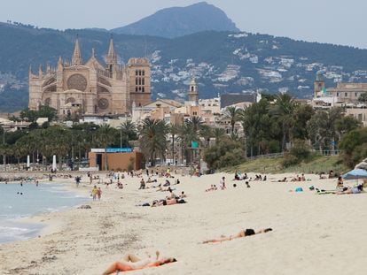 Bañistas en una playa de Palma el lunes, primer día de la ciudad en la fase 2 de la desescalada.