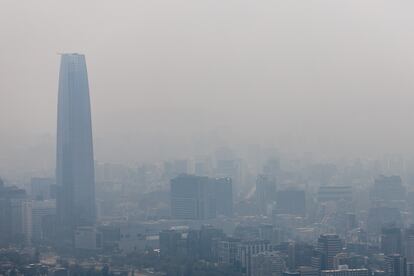Ante la presencia del humo, la delegada presidencial de la Región Metropolitana, Constanza Martínez, ha anunciado esta mañana una alerta por riesgo sanitario, y ha recomendado el uso de la mascarilla y la suspensión de actividades físicas. En la imagen, el Costanera Center, la torre más alta de Santiago, cubierto por una densa nube de humo.