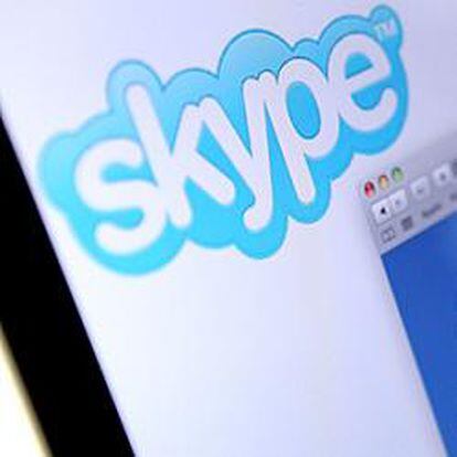 Monitor con los logotipos de Skype y Facebook