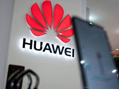 El Ministerio de Defensa prohíbe a sus trabajadores el uso de dispositivos Huawei (y la compañía responde)