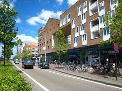 Avenida de 53 metros en Ámsterdam (Holanda), con tranvía en el andén central y comercios agrupados en torno a las paradas.