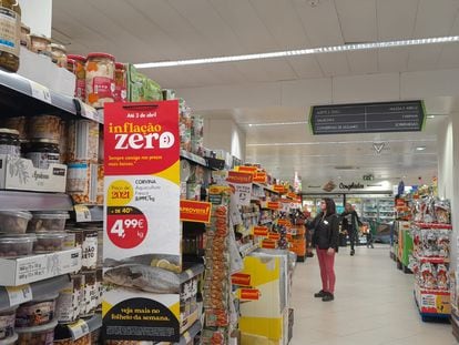 Unas estanterías con productos en un supermercado de Lisboa (Portugal).