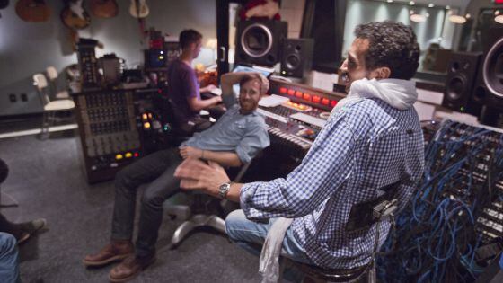 Bombino, (a la derecha) con Dan Auerbach (en el centro de la imagen) durante la grabación de 'Nomad', en Nashville.