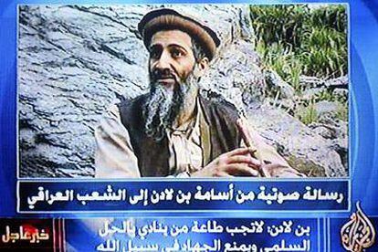 Imagen del vídeo difundido por Al Yazira en octubre de 2003, en el que Bin Laden amenaza directamente con ataques en España.