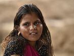 Una niña de Uttar Pradesh, India. Durante las últimas tres décadas, millones de niñas se han esfumado sin dejar rastro o han muerto antes de cumplir los seis años bajo la sospecha de haber sido arrancadas del vientre antes de nacer, asesinadas, vendidas, abandonadas, o hechas desaparecer por sus propios padres.