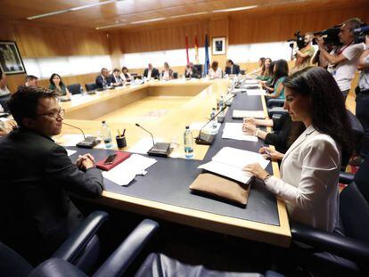 Íñigo Errejón y Rocío Monasterio en la primera reunión de la Junta de Portavoces de la XI legislatura en la Asamblea de Madrid.