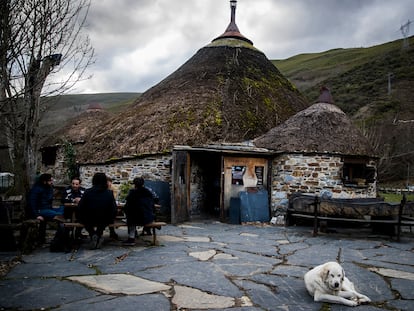 Imagen de una palloza que funciona como un bar en Balboa, en El Bierzo (León).