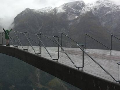 Pasarela del mirador de Utsikten en la carretera de Gaularfjellet.