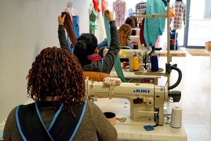 El arreglo de ropa es de las actividades que la Fundación Apramp proporciona a las víctimas de trata. En la imagen, un grupo de mujeres trabaja con ayuda de una máquina de coser.