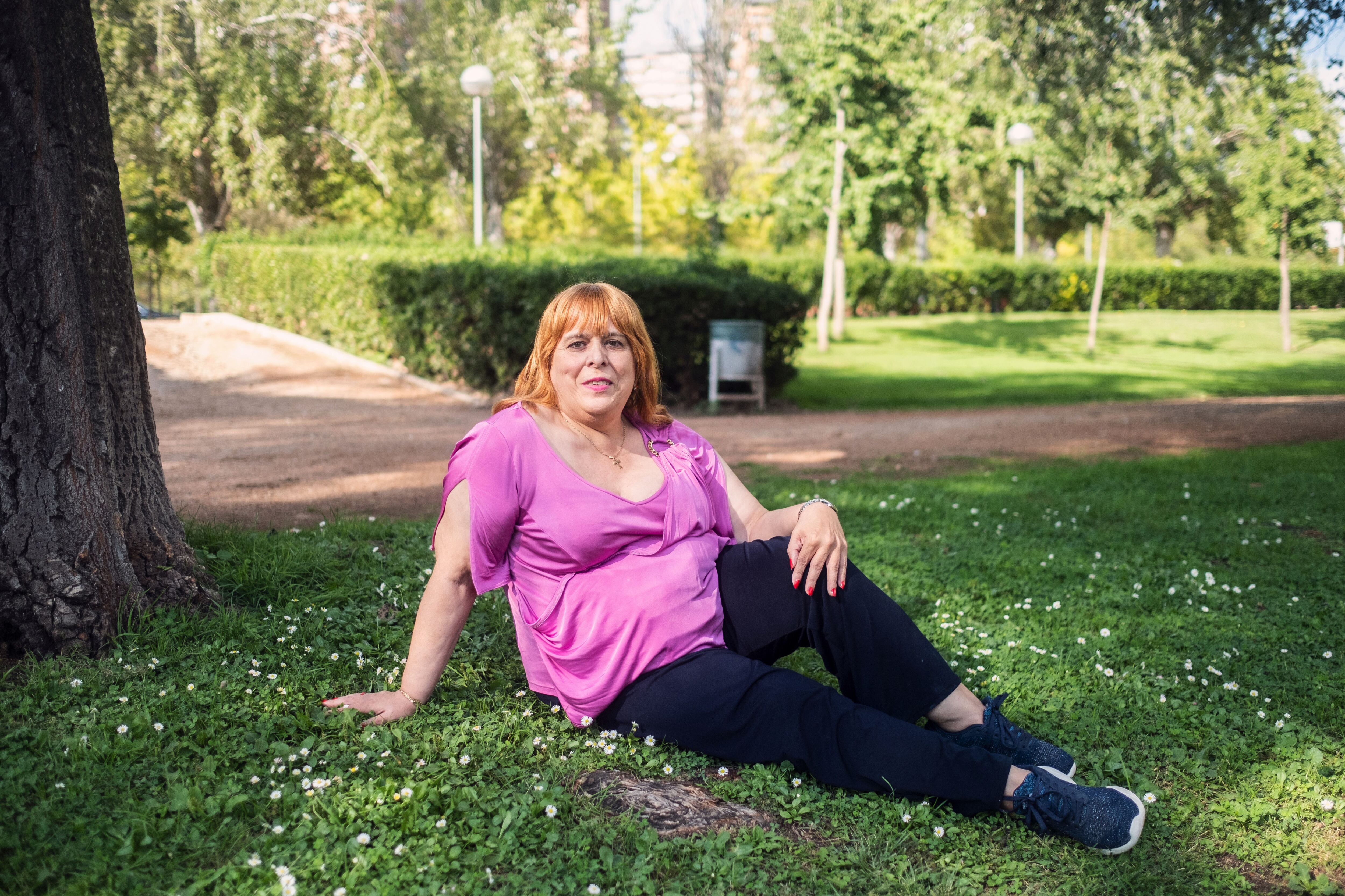 Susana Linares (67 años), paciente de la Unidad de Identidad de Género, fotografiada en un parque del barrio del Pilar de Madrid.