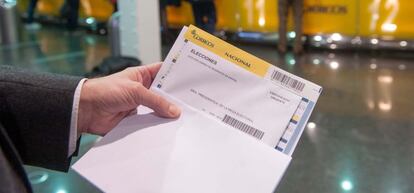 Correos tiene gran volumen de trabajo durante estos días a causa de las elecciones y la campaña de Navidad.