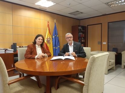 Martín Zabalza durante la firma de un acuerdo de colaboración con la directora general de apoyo a víctimas del terrorismo del Gobierno, Montserrat Torija.