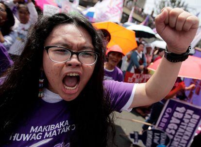 Una adolescente filipina grita durante una protesta celebrada este viernes con motivo del Día Internacional de la Mujer, en Manila (Filipinas).