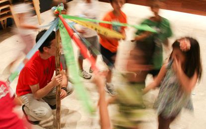 El baile medieval de las cintas, con niños de hoy en día.