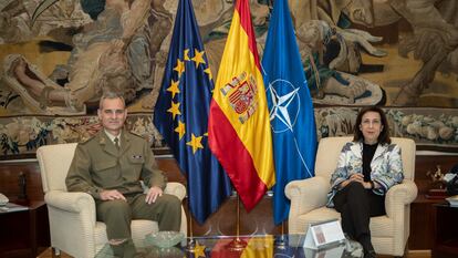 El general Aroldo Lázaro, nuevo jefe de la misión de la ONU en Líbano, con la ministra de Defensa, Margarita Robles.