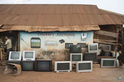 Tienda de electrónica, reparación de televisores.