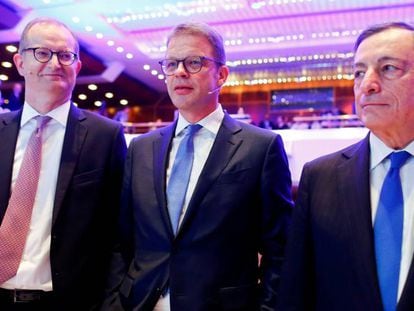 Martin Zielke, CEO de Commerzbank, Christian Sewing, su hom&oacute;logo de Deutsche Bank, y Mario Draghi, presidente del BCE.