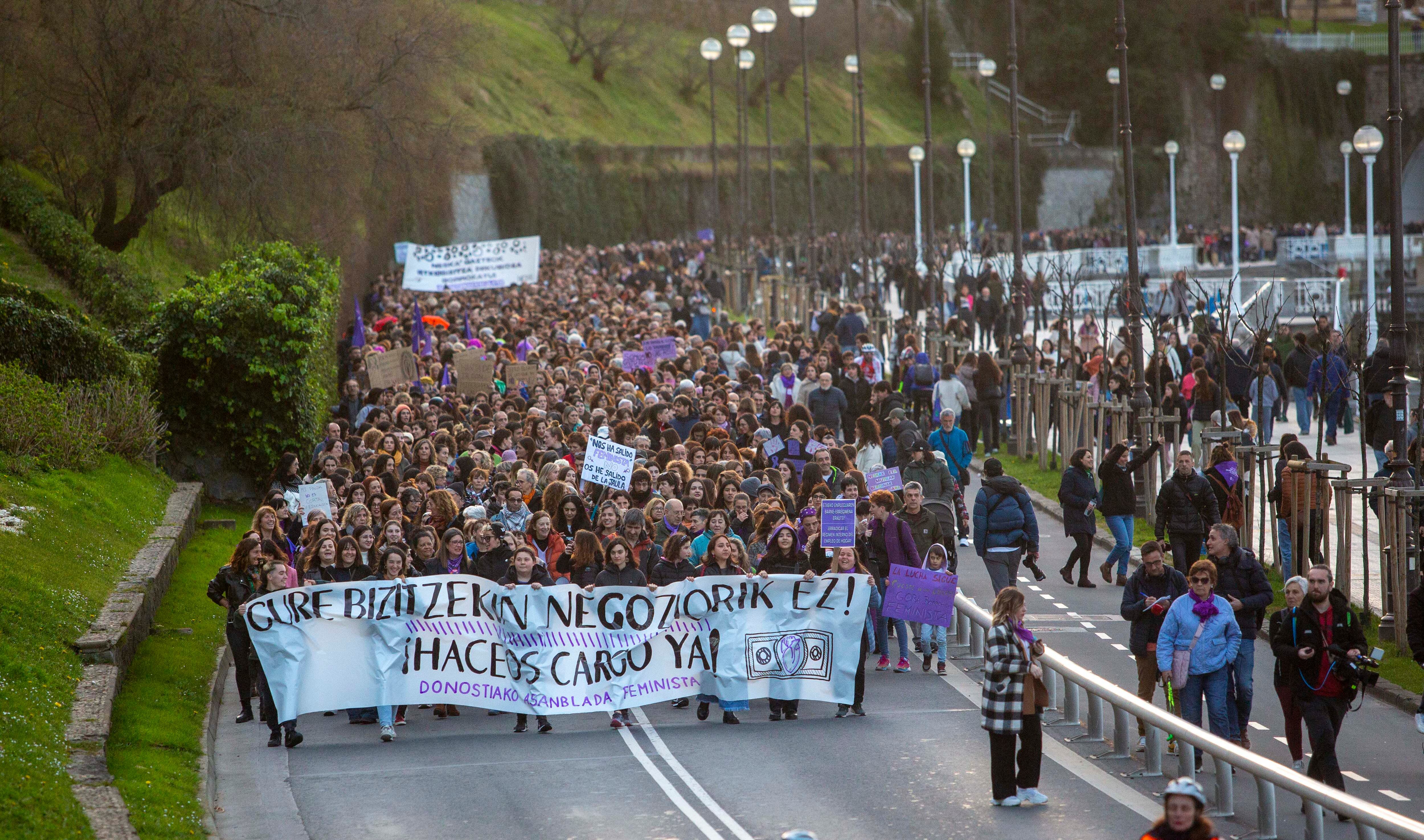 Cabecera de la manifestación del 8M en San Sebastián (Gipuzkoa) por el paseo de la Concha.
