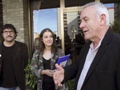 El coordinador federal de Izquierda Unida, Cayo Lara (d), charla con los candidatos de su formación Juan Fajardo (i) y Eva Solla (c), integrados en la Alternativa Galega de Esquerda (AGE), momentos antes de atender a los medios de comunicación en un hotel de Vigo.