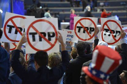 Delegados con carteles contra el TPP durante la convención demócrata en Filadelfia.
