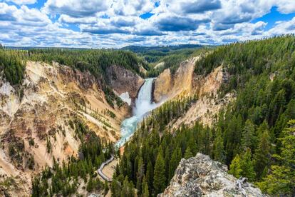 Cascadas de Lower Falls en el Gran Cañón de Yellowstone (Estados Unidos).