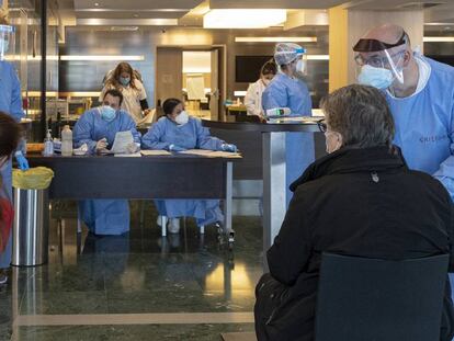 Personal sanitari fan els tràmits d'entrada de pacients prodcedents de l'Hospital Vall d'Hebron, a l'Hotel Melià-Sarrià, a Barcelona.